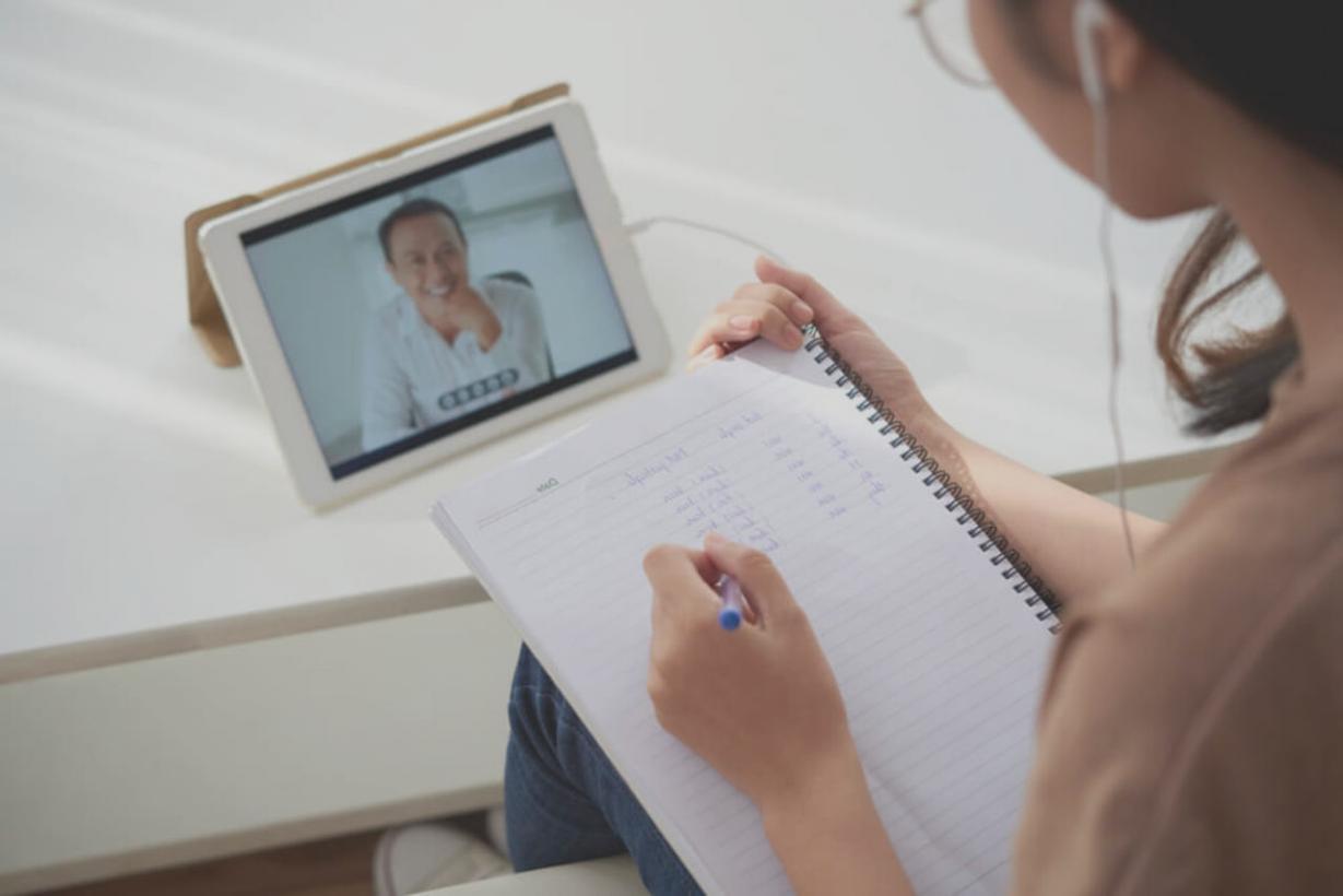 Farklı ülkelerden öğrenciler çevrimiçi çalışıyor